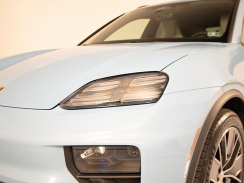 New 2025 Porsche Macan 4 Electric image 34