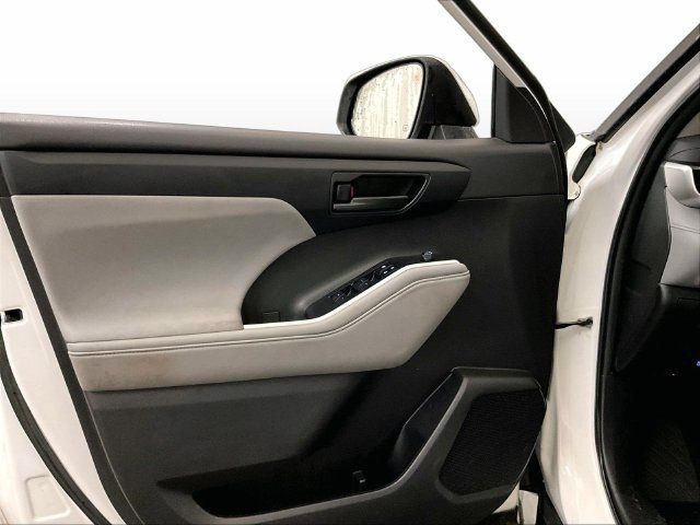 Used 2022 Toyota Highlander LE AWD/4WD image 22