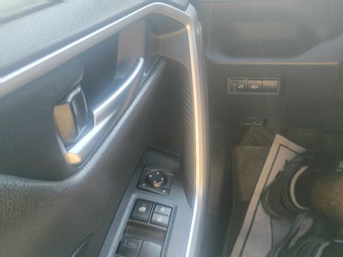 Used 2019 Toyota RAV4 XLE AWD/4WD image 16