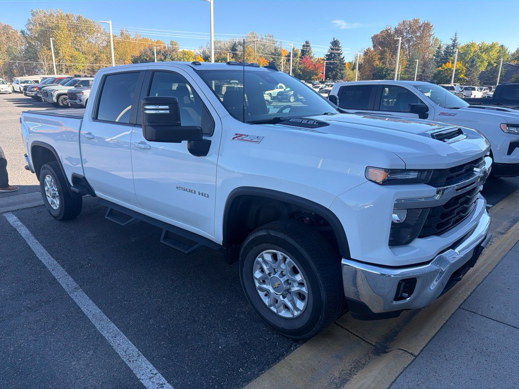 Used 2024 Chevrolet Silverado 2500 LT AWD/4WD image 2