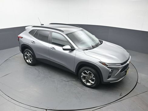 Used 2025 Chevrolet Trax LT FWD image 36