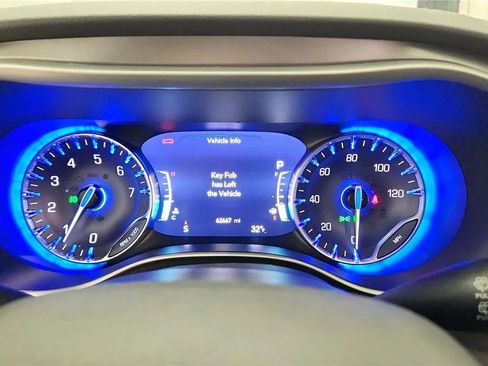 Used 2024 Chrysler Pacifica Touring-L image 30