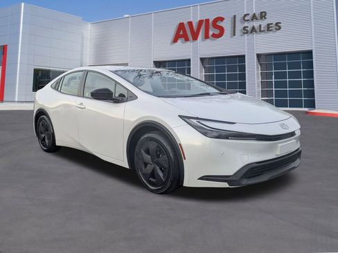 Used 2024 Toyota Prius LE image 3
