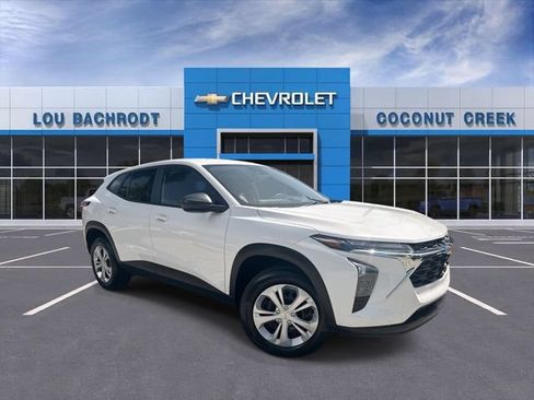 Used 2025 Chevrolet Trax LS FWD image 1