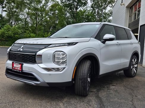 New 2025 Mitsubishi Outlander SE image 3