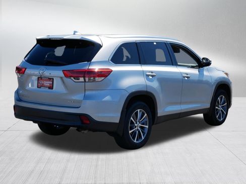 Certified 2019 Toyota Highlander XLE w/ Carpet Mat Package (TMS) AWD/4WD image 7