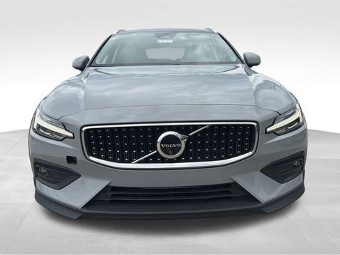 Used 2025 Volvo V60 B5 Cross Country Plus AWD/4WD image 3