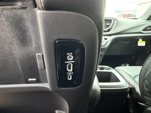 New 2026 Chrysler Pacifica Select AWD/4WD image 25