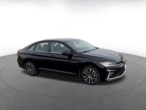 Used 2025 Volkswagen Jetta SE image 2