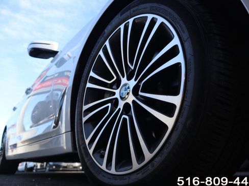 Used 2018 BMW 540i xDrive w/ Premium Package image 9