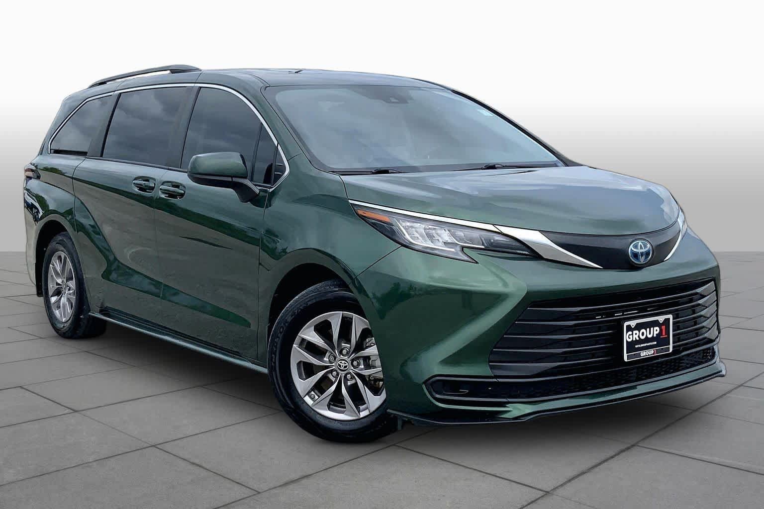 Used 2022 Toyota Sienna LE FWD image 2