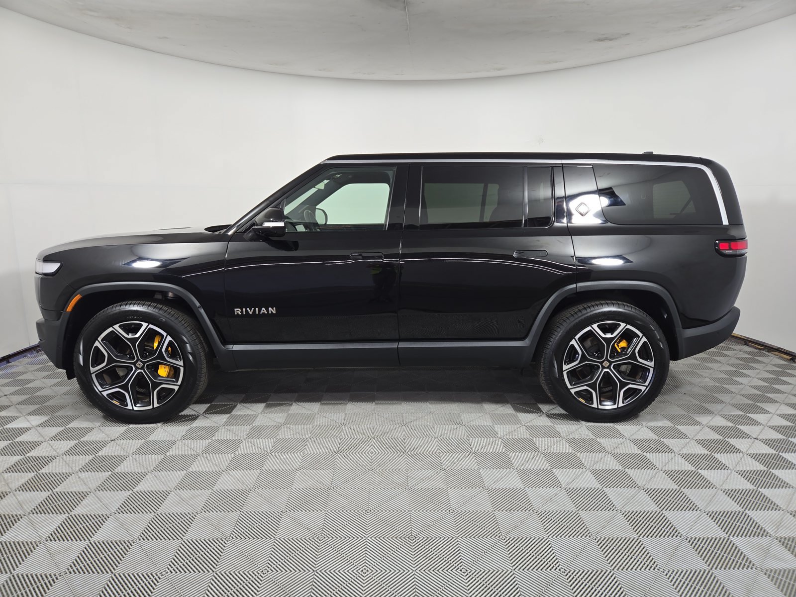 Used 2023 Rivian R1S Launch Edition Quad AWD/4WD image 2