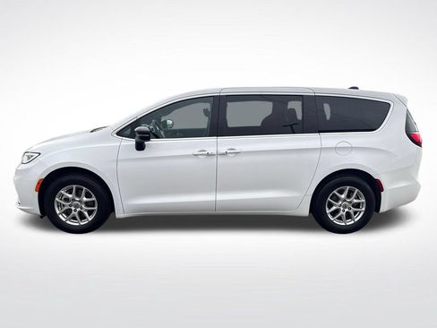 Used 2024 Chrysler Pacifica Touring FWD image 2