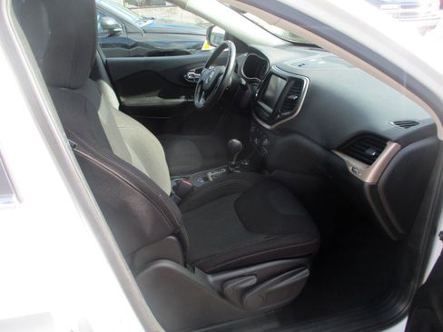 Used 2016 Jeep Cherokee Latitude w/ Cold Weather Group AWD/4WD image 7