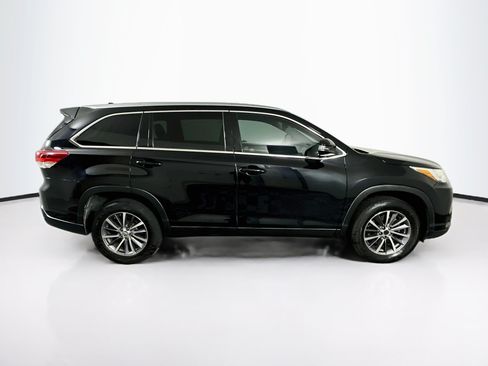 Used 2019 Toyota Highlander XLE FWD image 10