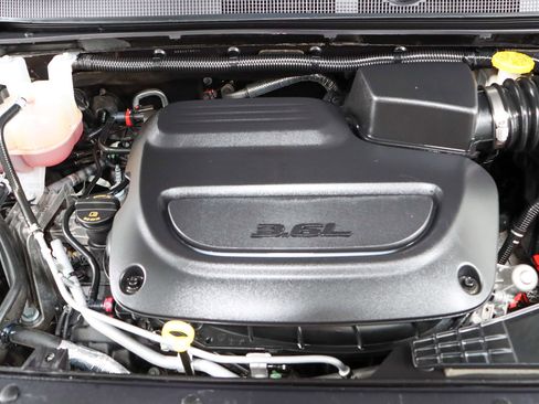 Used 2023 Chrysler Pacifica Touring-L image 31