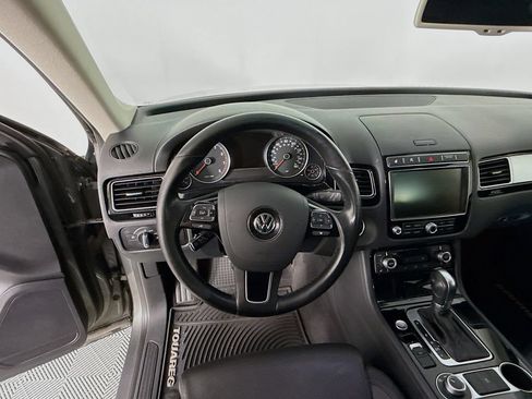 Used 2016 Volkswagen Touareg Sport AWD/4WD image 12
