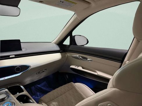 Used 2025 Genesis GV70 3.5T Sport w/ Sport Prestige Package image 13