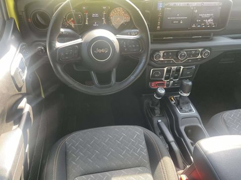 Used 2024 Jeep Gladiator Mojave w/ Convenience Group AWD/4WD image 10