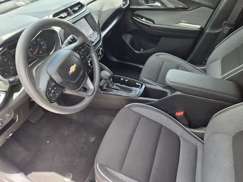 Used 2022 Chevrolet TrailBlazer LT w/ Confidence II Package FWD image 2