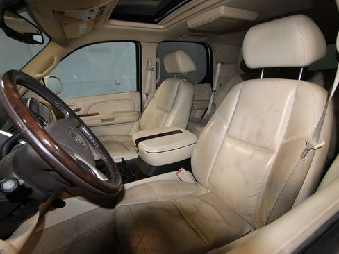 Used 2007 Cadillac Escalade AWD w/ Climate Package image 4