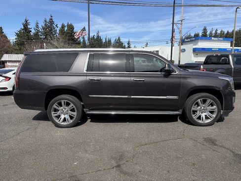 Used 2017 Cadillac Escalade ESV Luxury image 6