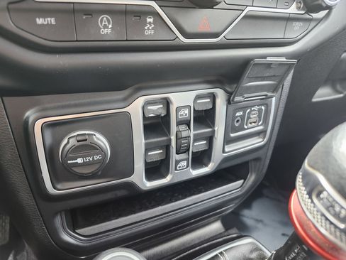 Used 2018 Jeep Wrangler Unlimited Sahara w/ Cold Weather Group AWD/4WD image 33
