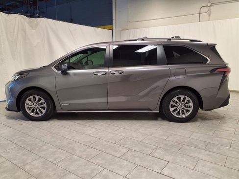 Certified 2021 Toyota Sienna XLE image 6