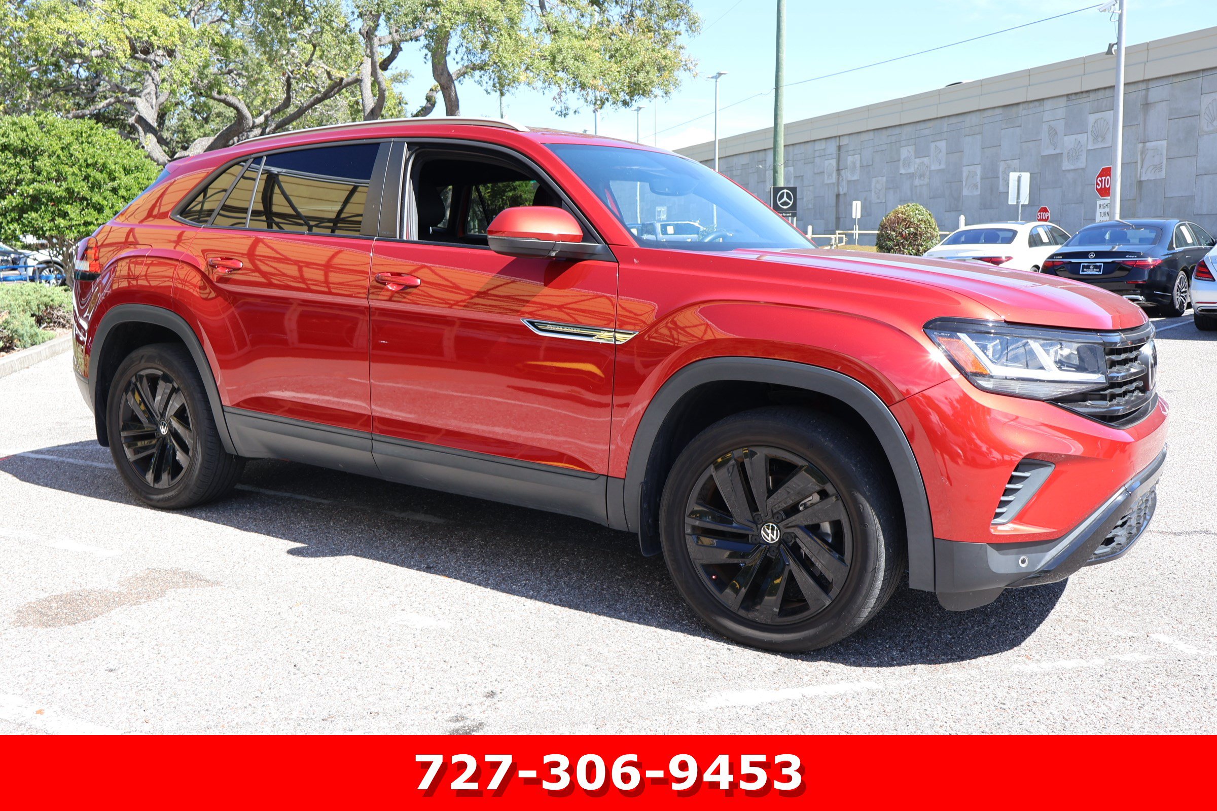 Used 2021 Volkswagen Atlas Cross Sport SE w/ 20" Black Wheels Package FWD image 9