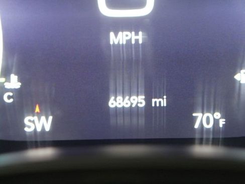 Used 2021 Chrysler Pacifica Touring-L w/ Uconnect Theater Family Group FWD image 18