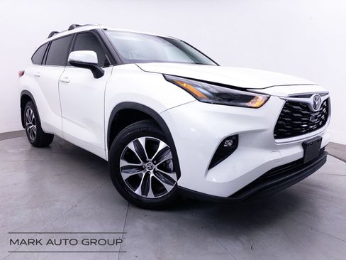 Used 2021 Toyota Highlander XLE AWD/4WD image 1