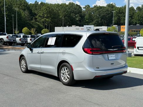 Used 2024 Chrysler Pacifica Touring-L FWD image 3