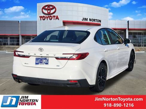 Used 2025 Toyota Camry SE image 5