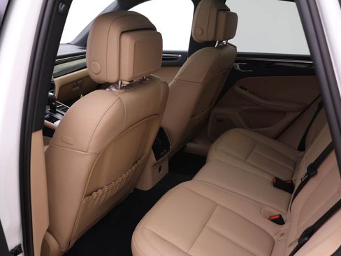 Used 2025 Porsche Macan image 10