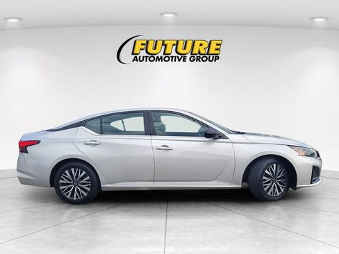Used 2024 Nissan Altima 2.5 SV FWD image 3
