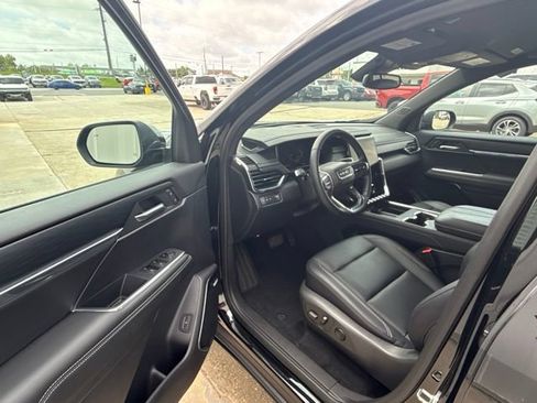Used 2025 GMC Acadia Elevation w/ Elevation Premium Package FWD image 25