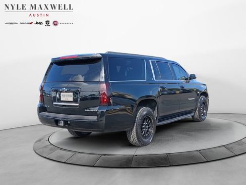 Used 2018 Chevrolet Suburban LT RWD image 16