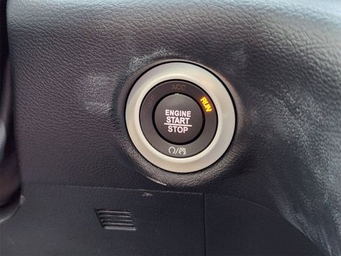 Used 2025 Chrysler Pacifica Select image 22