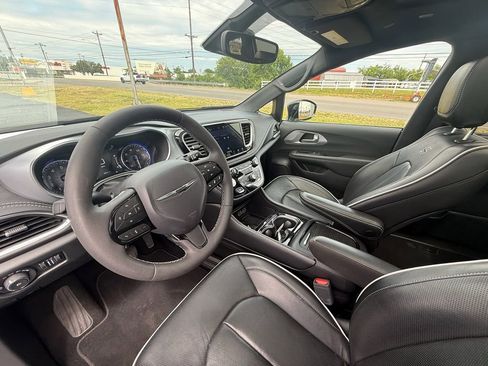 Used 2025 Chrysler Pacifica Limited FWD image 14
