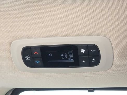 Used 2023 Chrysler Pacifica Touring-L FWD image 31