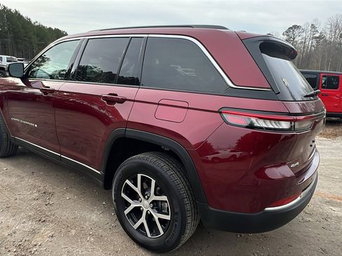 Used 2024 Jeep Grand Cherokee Limited image 10