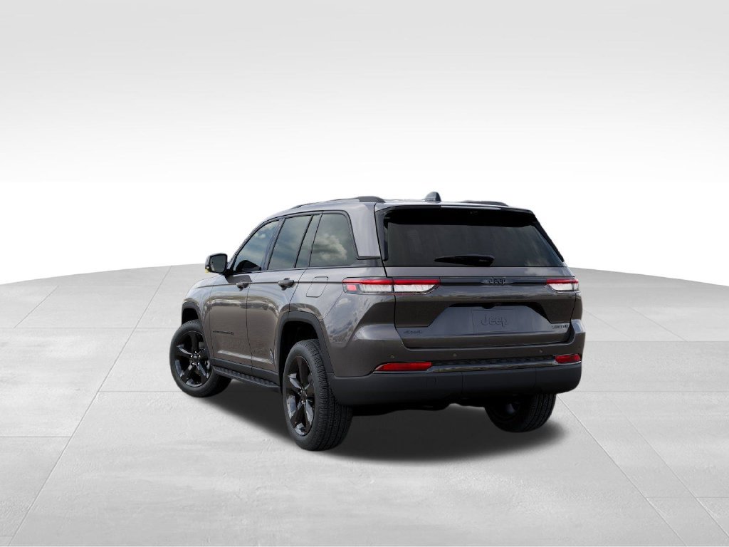 Used 2025 Jeep Grand Cherokee Limited w/ Luxury Tech Group II AWD/4WD image 3