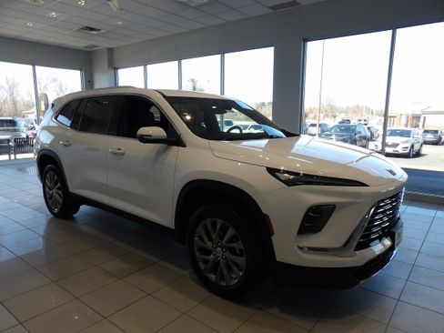 Used 2025 Buick Enclave Preferred image 3