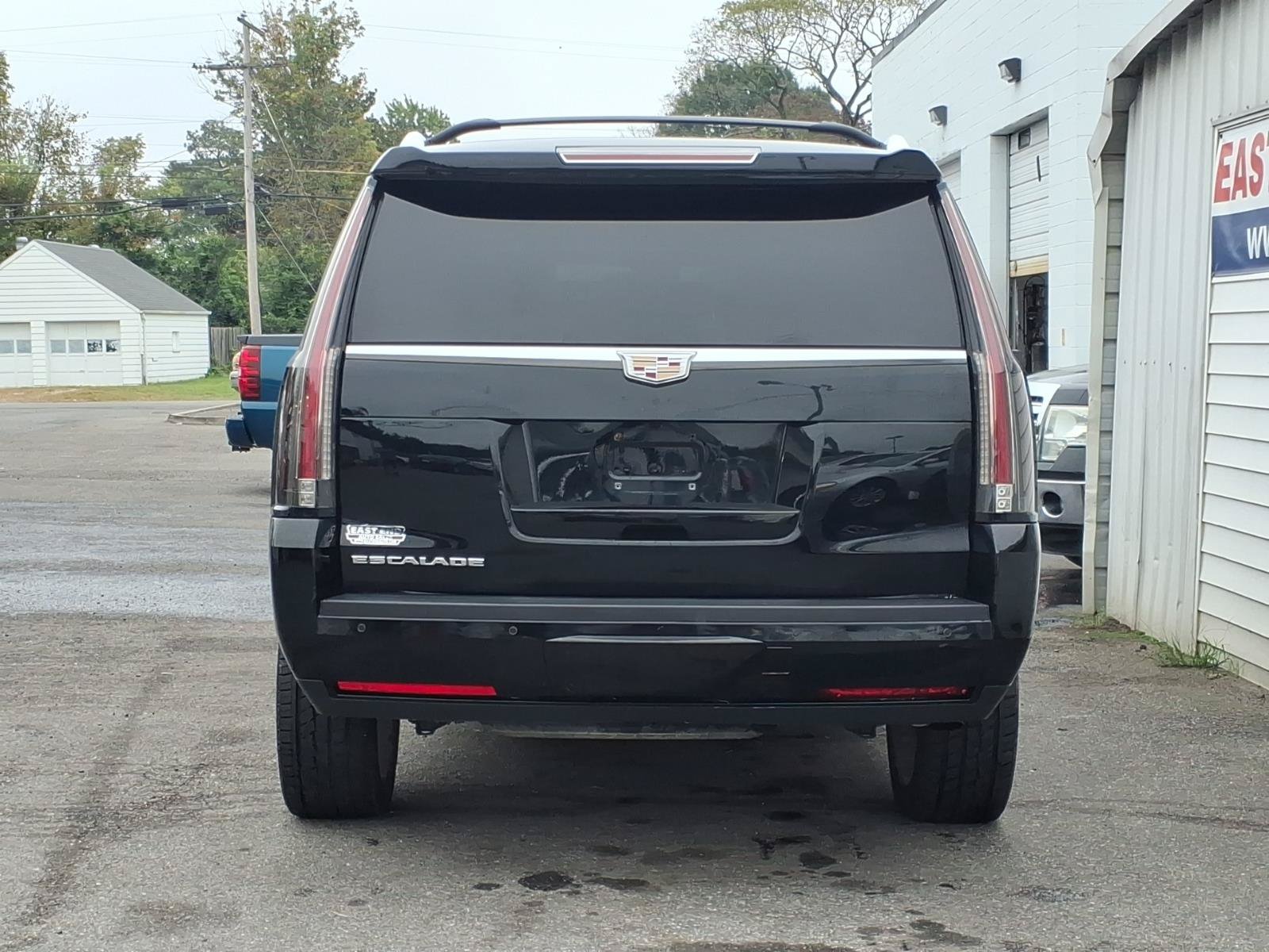 Used 2016 Cadillac Escalade Platinum AWD/4WD image 4