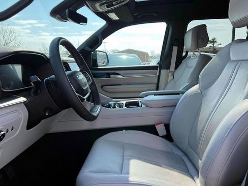 Certified 2025 Jeep Wagoneer 4WD w/ Premium Group I image 17