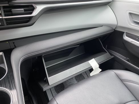 Used 2025 Toyota Sienna XSE image 30