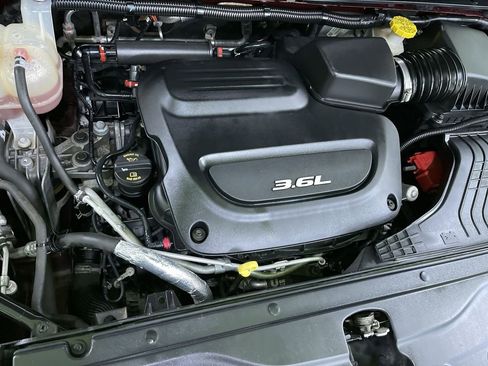 Used 2018 Chrysler Pacifica Touring-L Plus w/ Tire & Wheel Group image 31