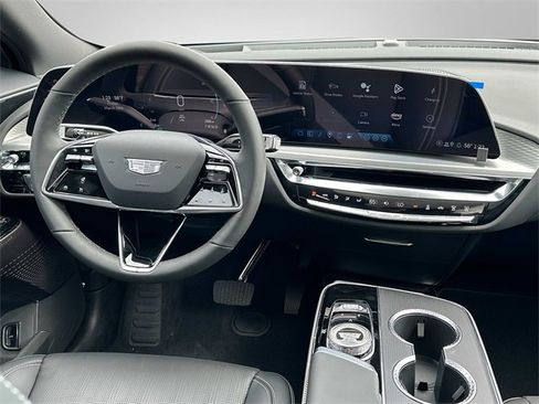 Used 2025 Cadillac Lyriq Luxury image 2