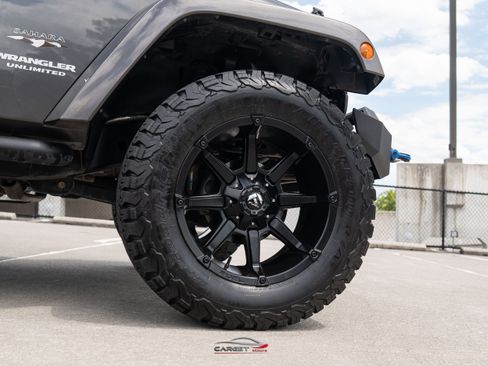 Used 2017 Jeep Wrangler Unlimited Sahara w/ Connectivity Group AWD/4WD image 9