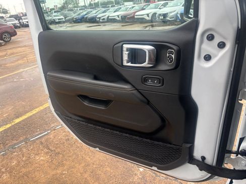 Used 2025 Jeep Wrangler Unlimited Sahara AWD/4WD image 18